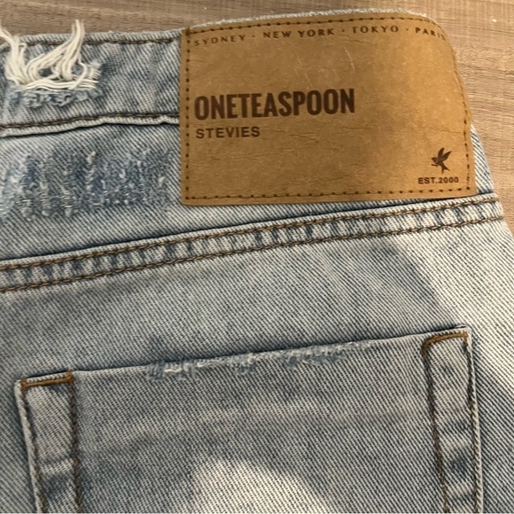 OneTeaspoon Stevie’s Boyfriend Shorts Light Wash Distressed Size 24 - Picture 7 of 8